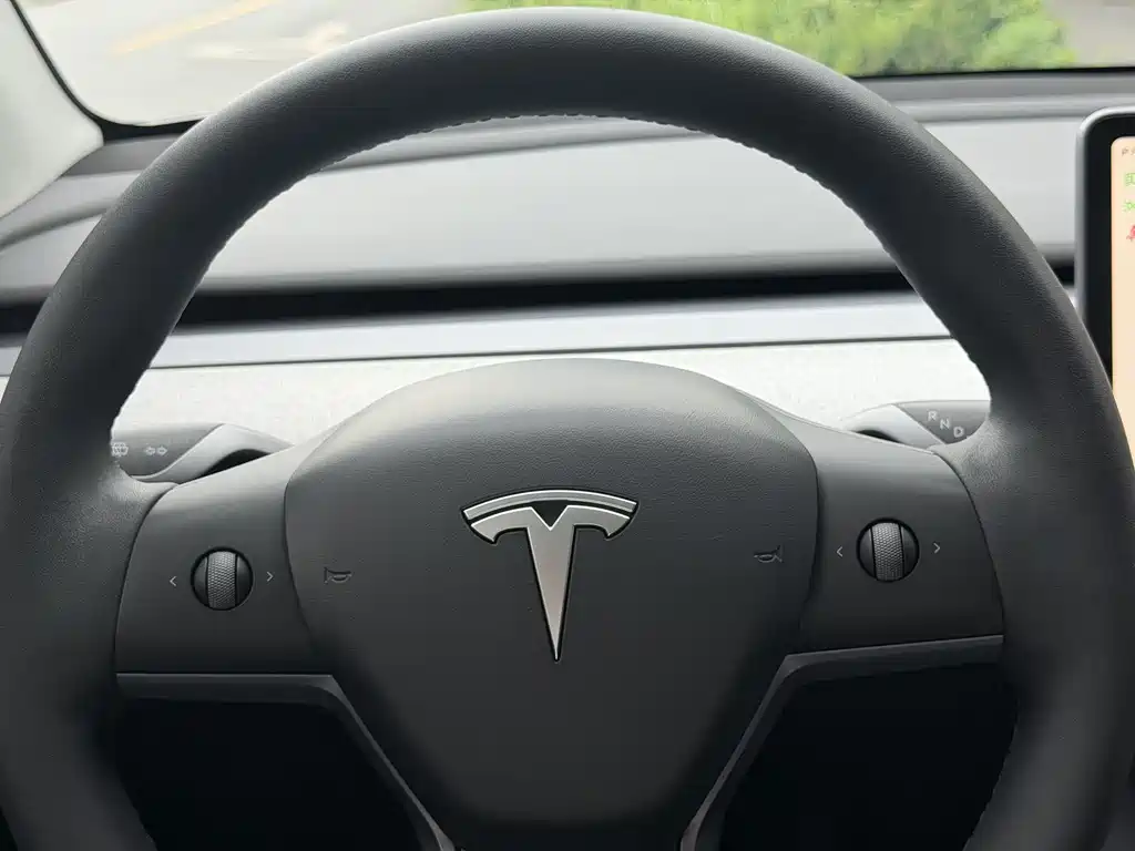 Tesla Model Y 2025 — фото 4