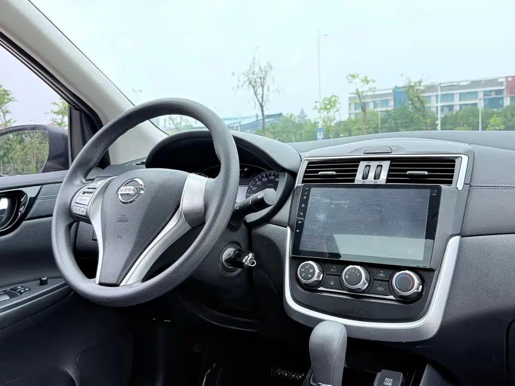 Nissan Tiida 2017 — фото 11