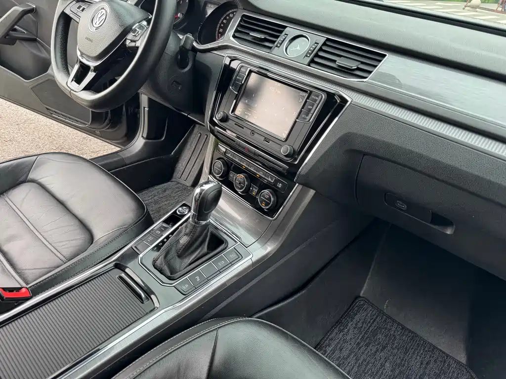 Volkswagen Passat 2017 — фото 17