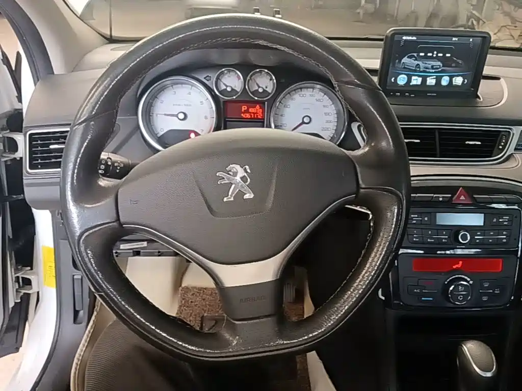 Peugeot 308 2015 — фото 11
