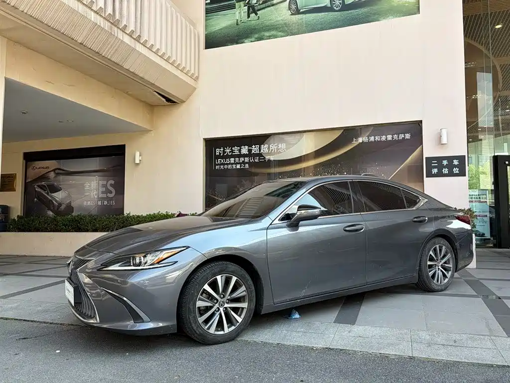 Lexus ES 2020