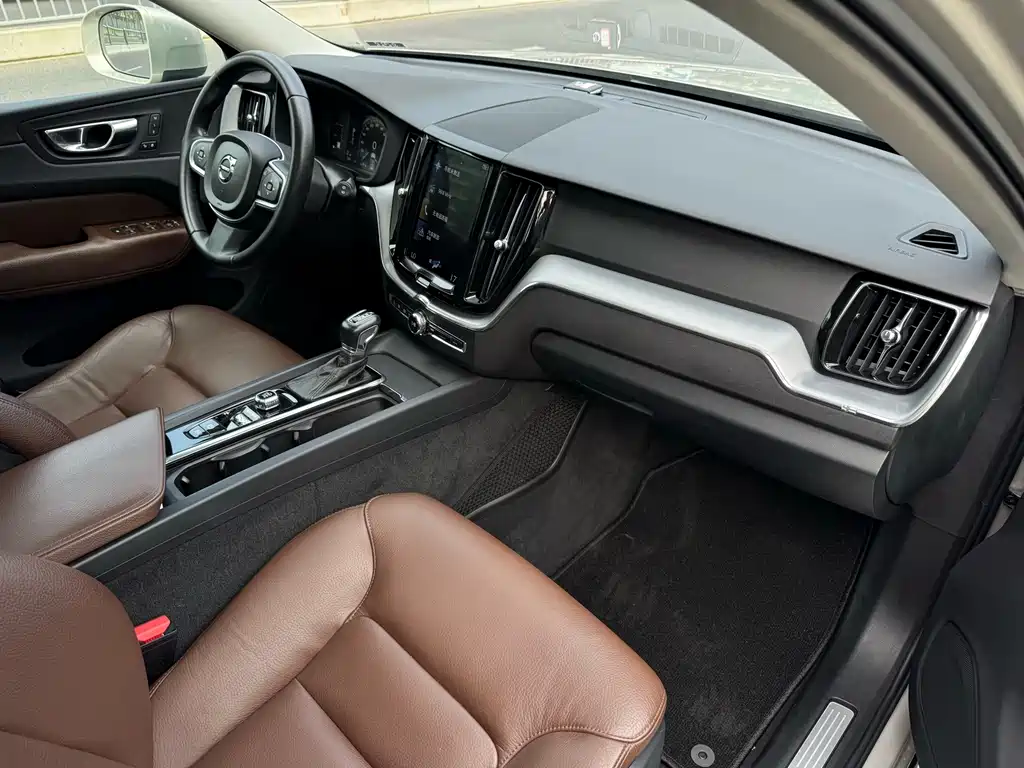 Volvo XC60 2018 — фото 10