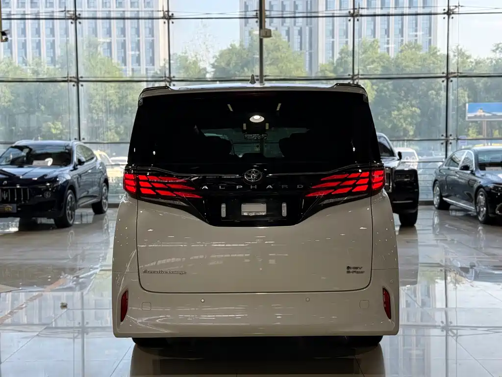 Toyota Alphard 2024 — фото 25