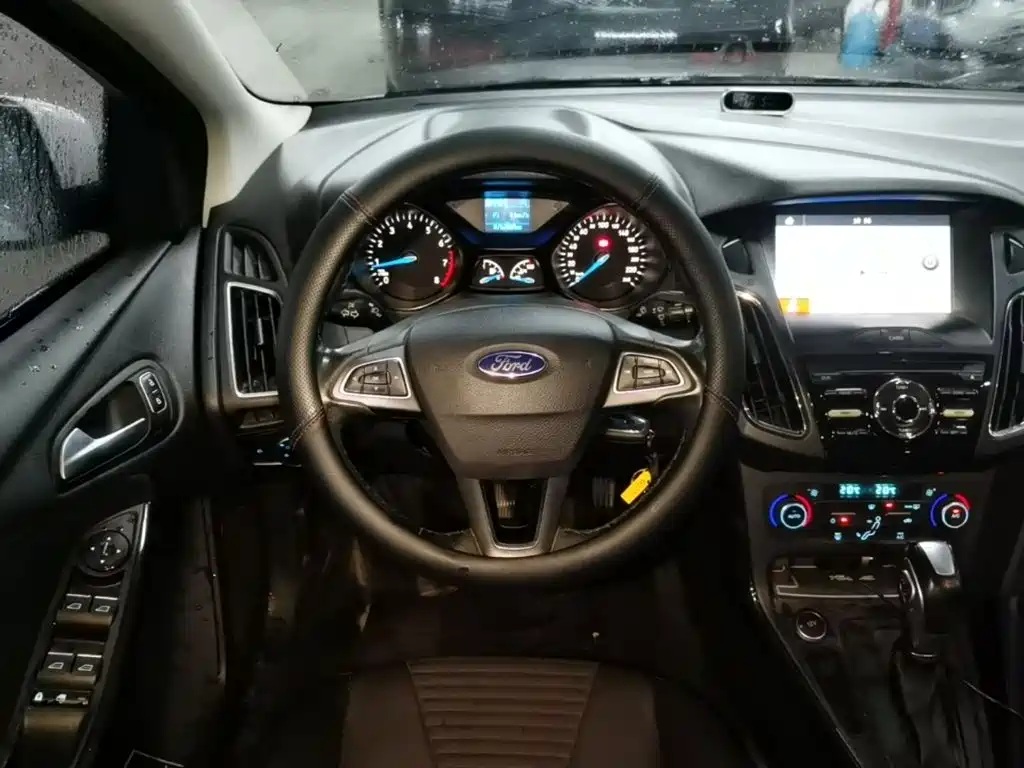Ford Focus 2017 — фото 11