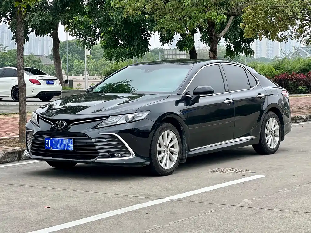 Toyota Camry 2022 — фото 1