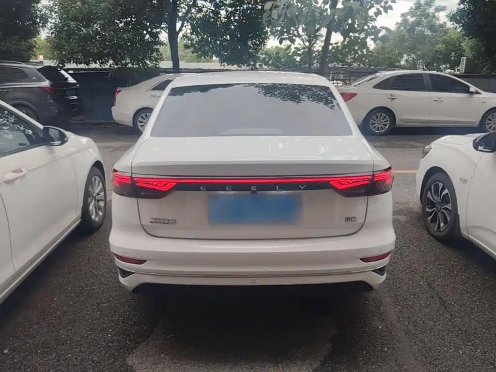 Geely Emgrand 2022