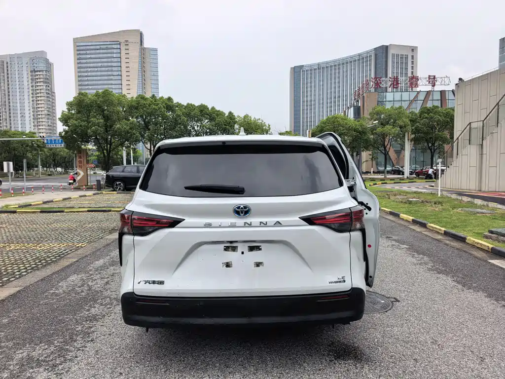 Toyota Sienna 2023 — фото 11