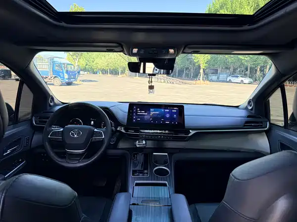 Toyota Granvia 2023