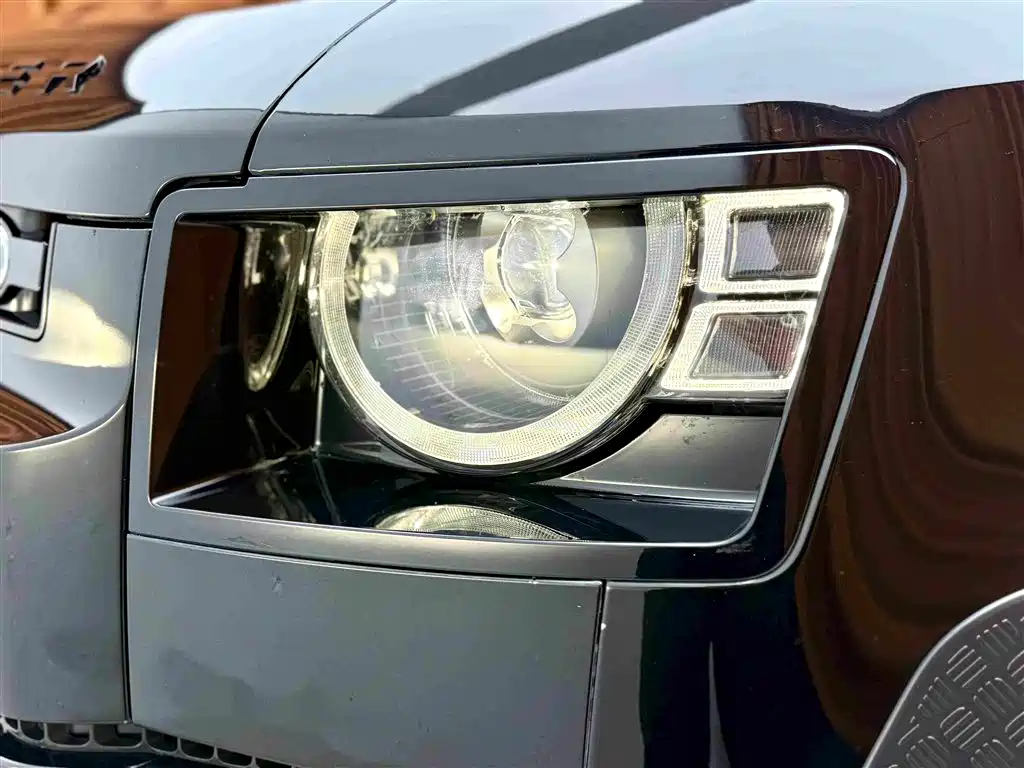 Land Rover Defender 2023 — фото 22