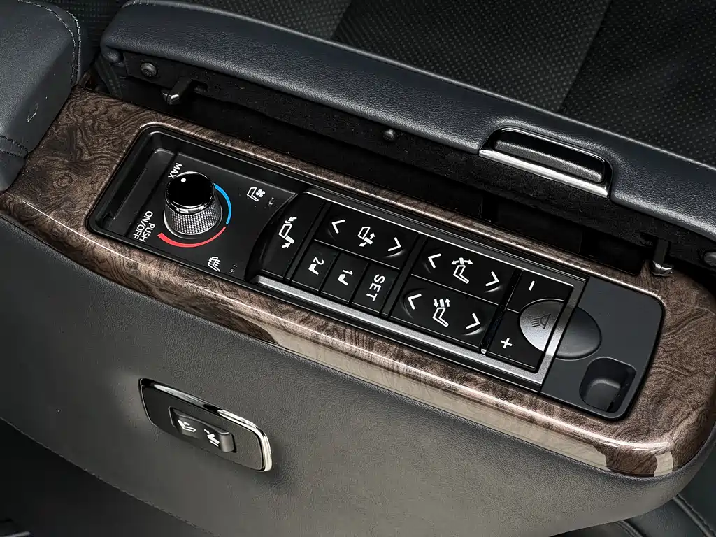 Toyota Vellfire 2023 — фото 23