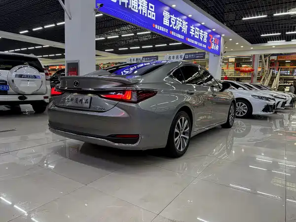 Lexus ES 2020