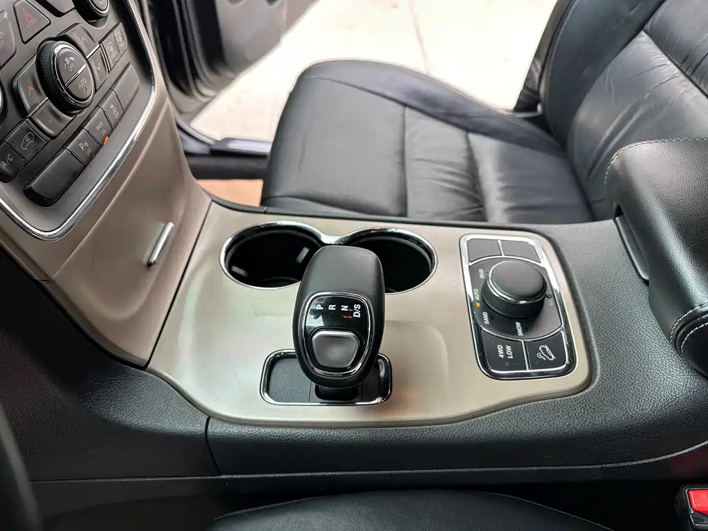 Jeep Grand Cherokee 2016 — фото 12