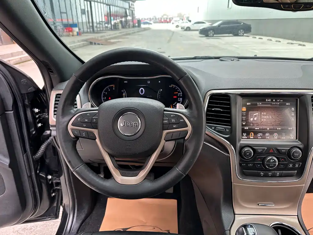 Jeep Grand Cherokee 2016 — фото 13