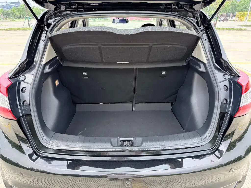 Nissan Tiida 2017 — фото 25
