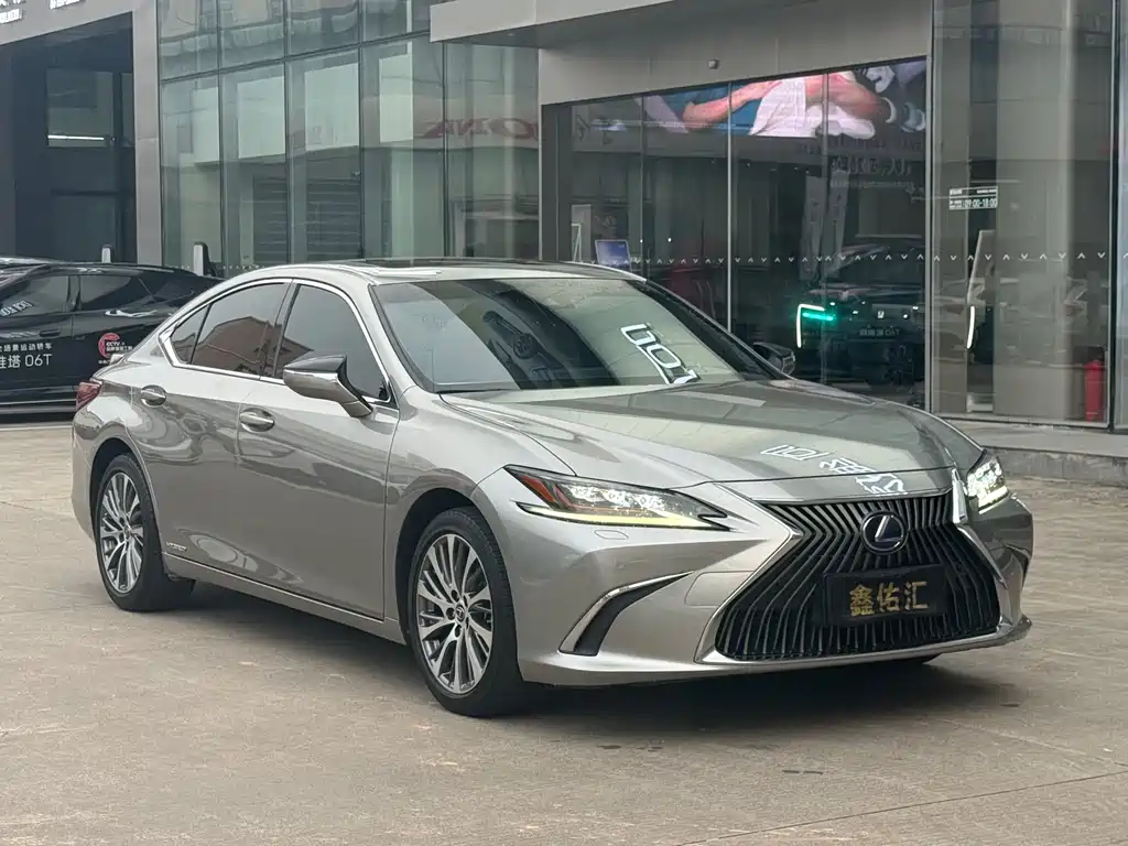 Lexus ES 2018 — фото 1