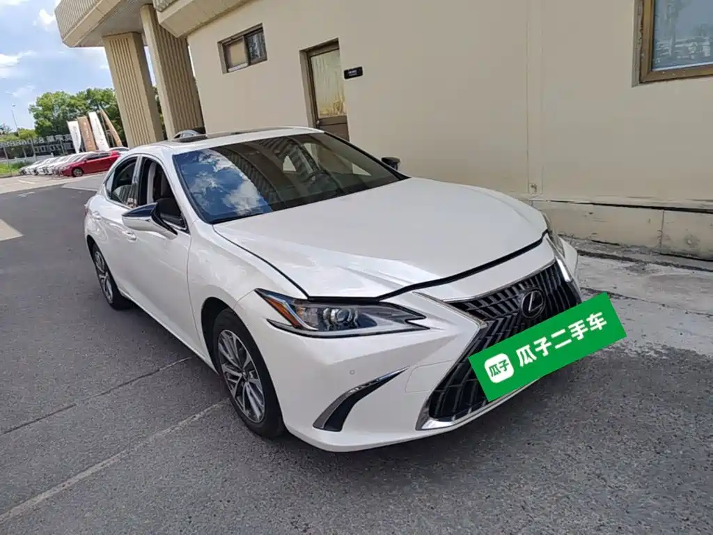 Lexus ES 2023