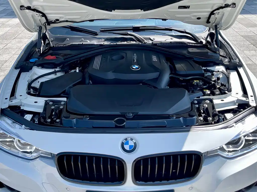 BMW 3 Series 2018 — фото 8