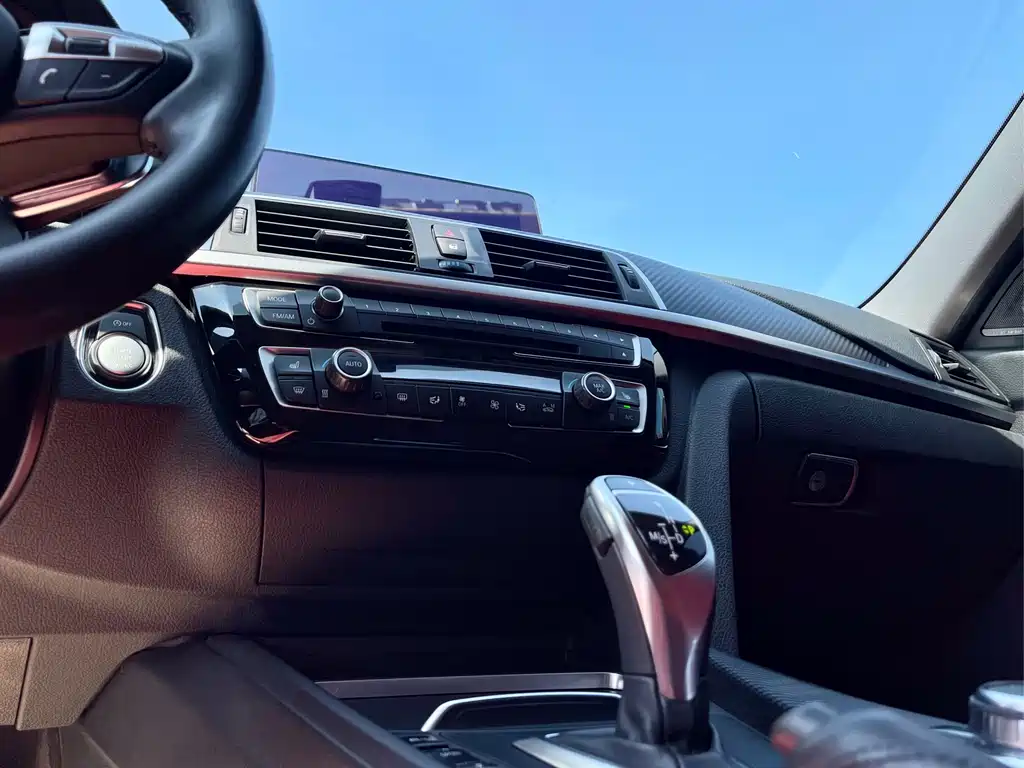 BMW 3 Series 2018 — фото 15