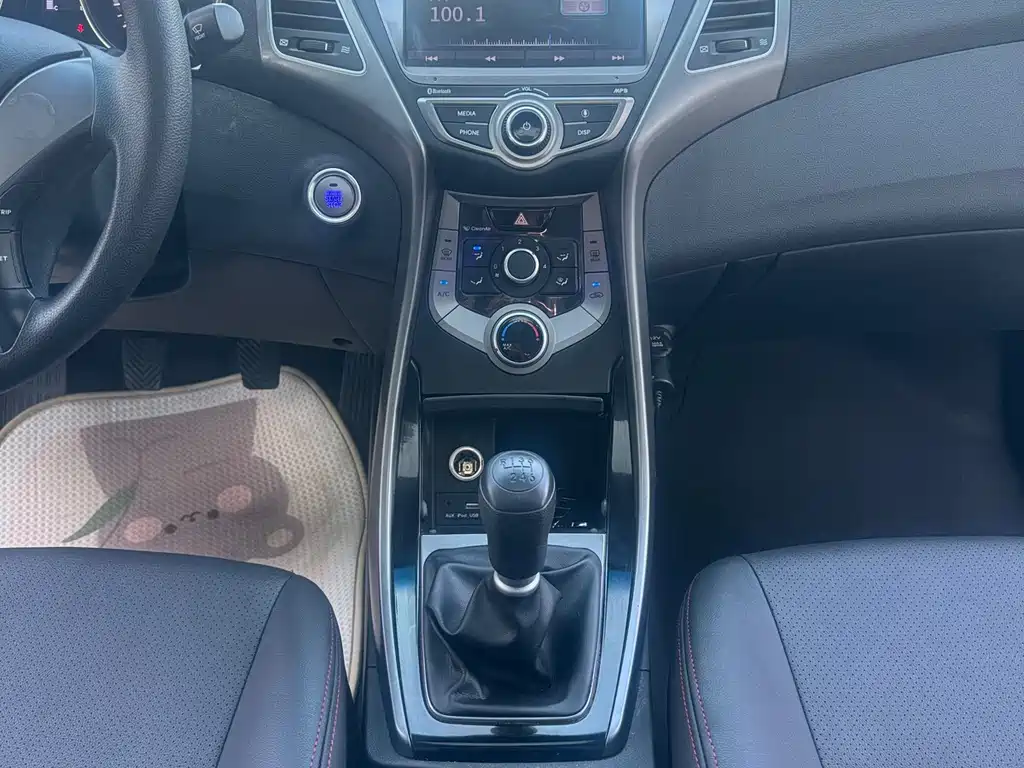 Hyundai Elantra 2016 — фото 17
