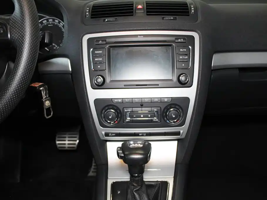 Skoda Octavia 2011 — фото 12