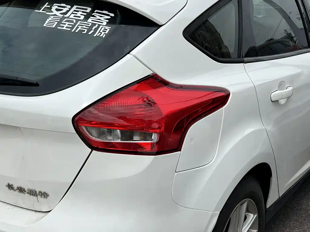 Ford Focus 2018 — фото 16