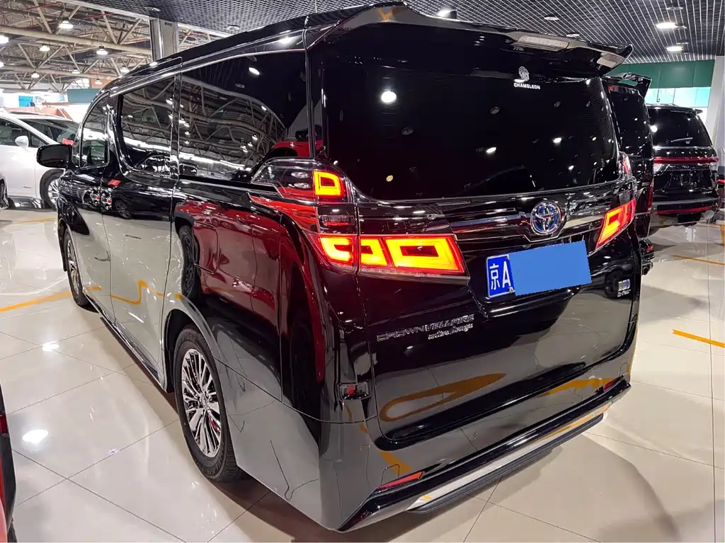 Toyota Vellfire 2022 — фото 15
