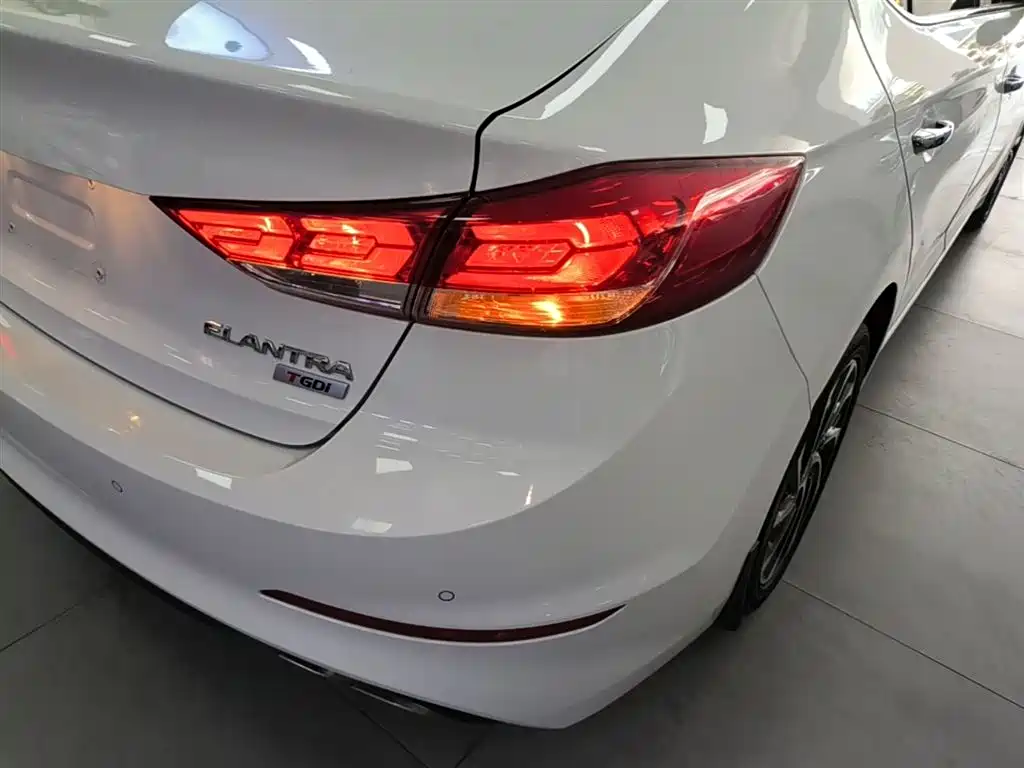 Hyundai Elantra 2019 — фото 8