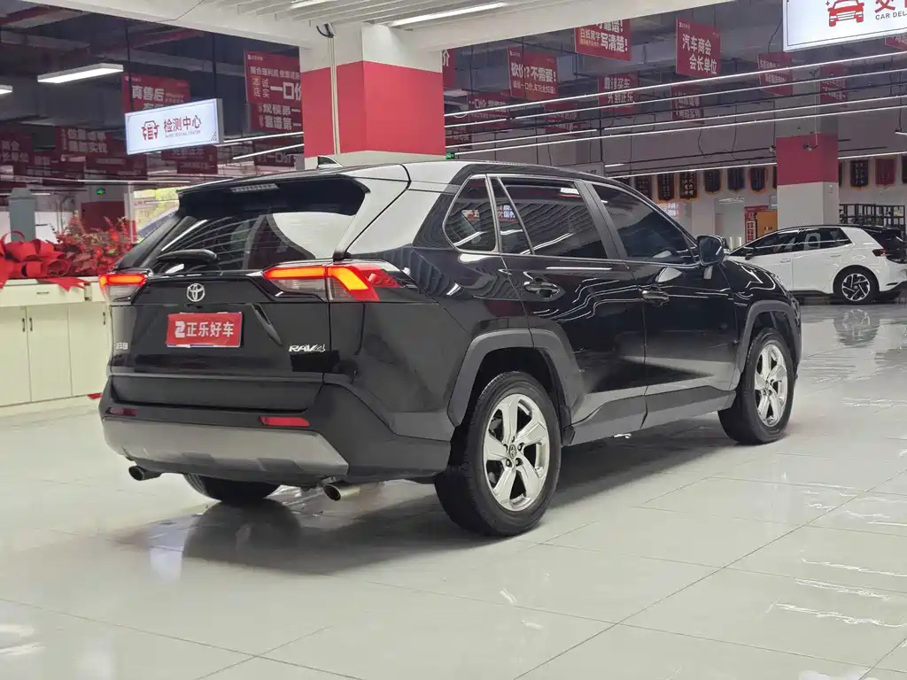 Toyota RAV4 2022 — фото 10