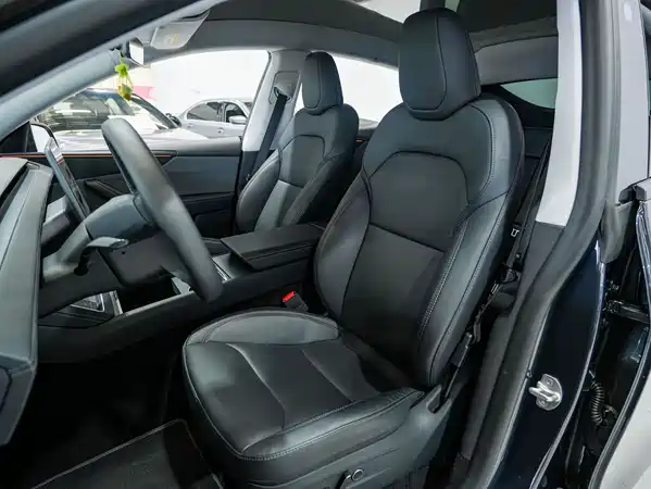 Tesla Model Y 2025
