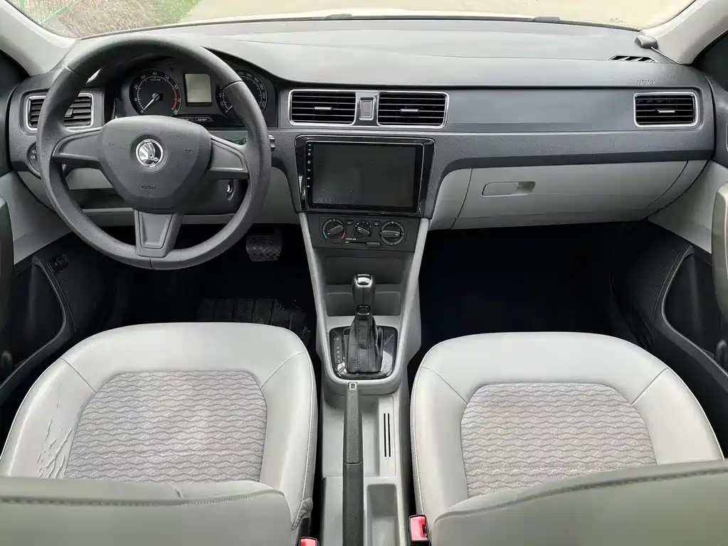 Skoda Rapid 2017 — фото 8