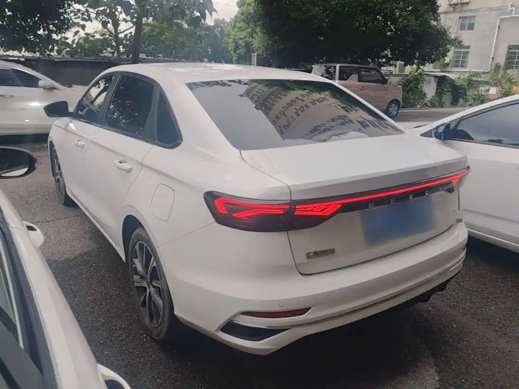Geely Emgrand 2022