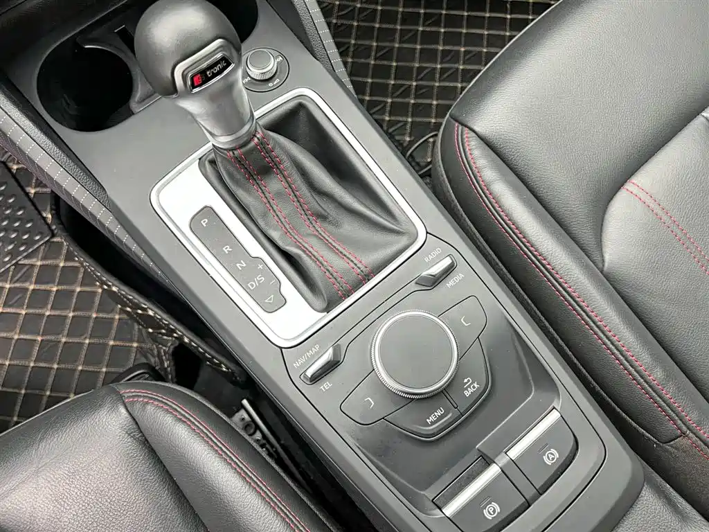 Audi Q2L 2023 — фото 17
