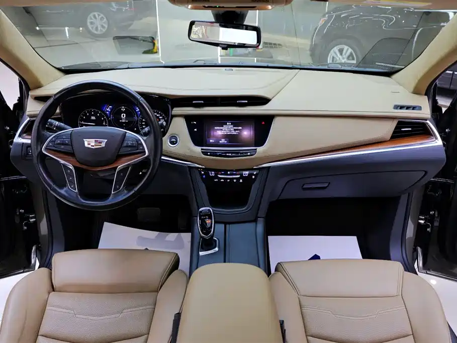Cadillac XT5 2017 — фото 18