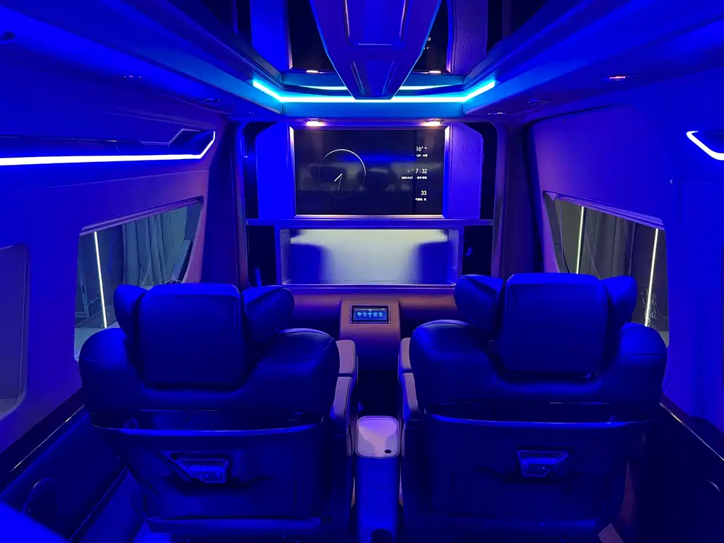 Toyota Hiace 2022 — фото 10