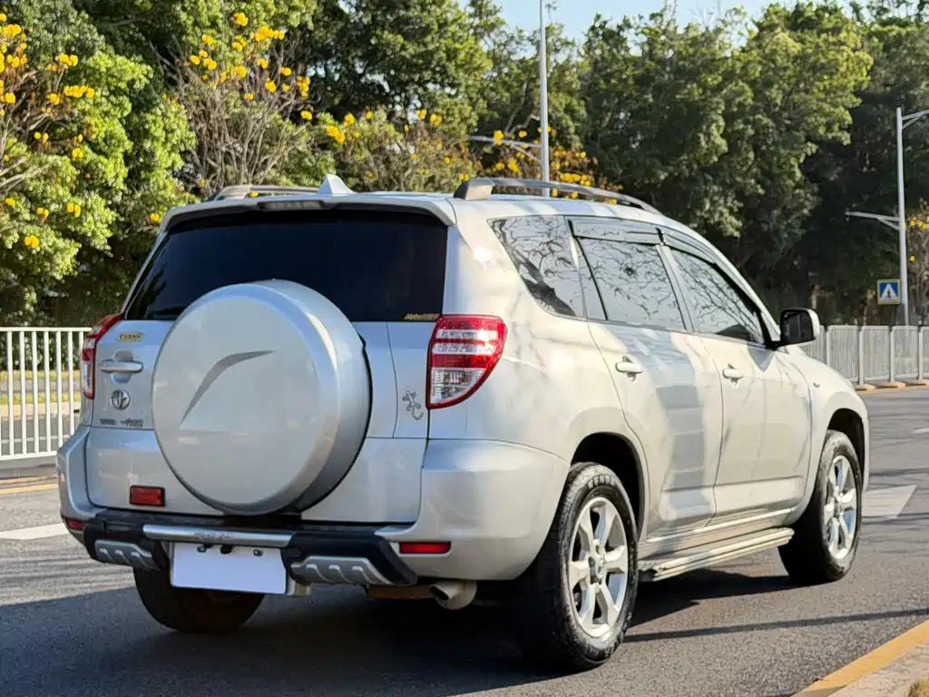 Toyota RAV4 2013 — фото 12