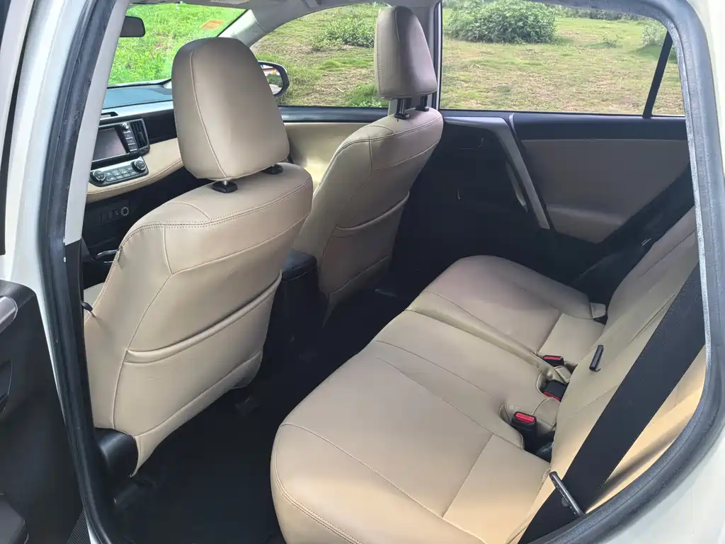 Toyota RAV4 2017 — фото 10