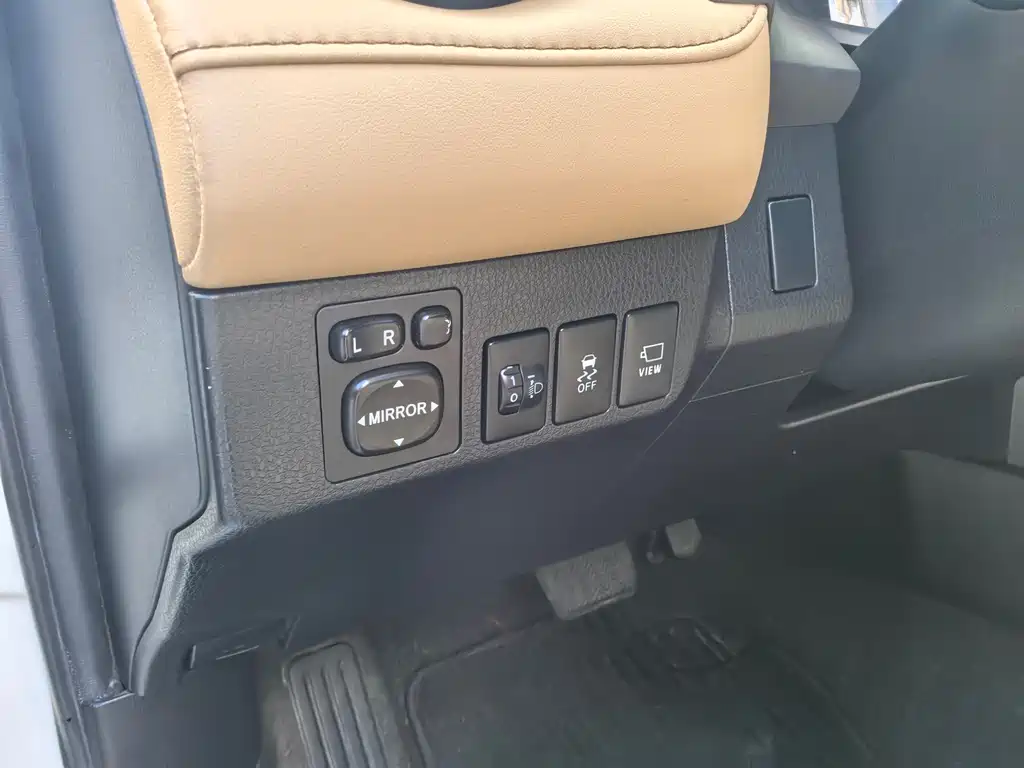 Toyota RAV4 2017 — фото 13