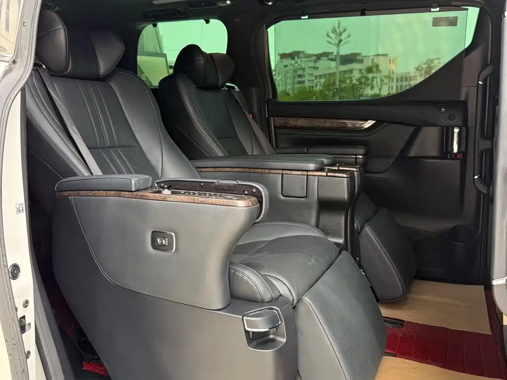 Toyota Vellfire 2023 — фото 12