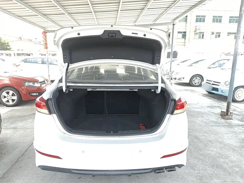 Hyundai Elantra 2019 — фото 19