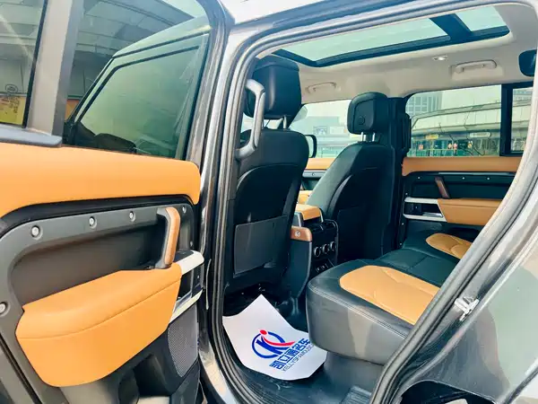Land Rover Defender 2023