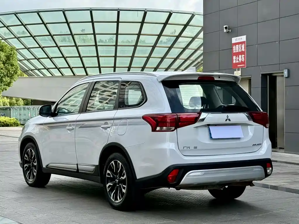 Mitsubishi Outlander 2020 — фото 7