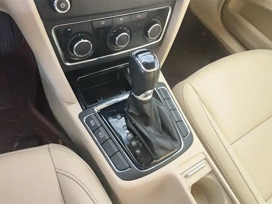 Skoda Superb 2015 — фото 16