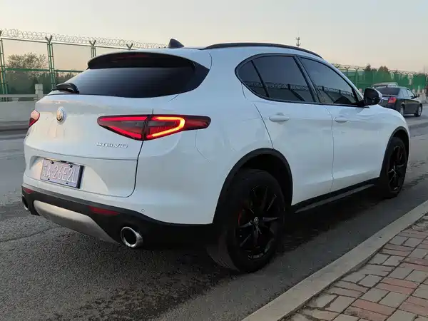Alfa Romeo Stelvio 2017