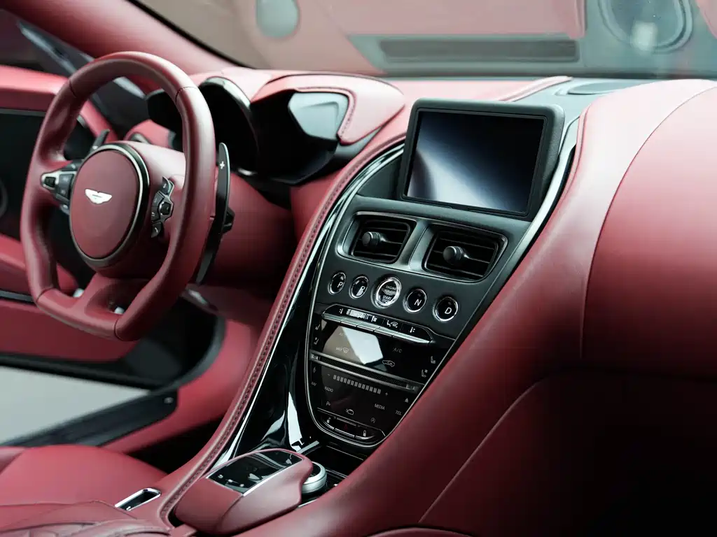 Aston Martin DBS 2019 — фото 15