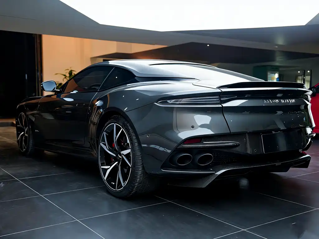 Aston Martin DBS 2019 — фото 8