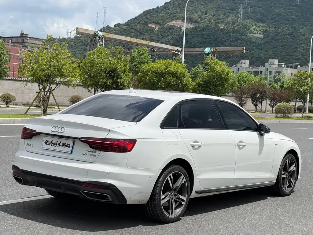 Audi A4L 2023 — фото 12