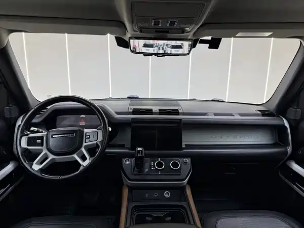 Land Rover Defender 2023
