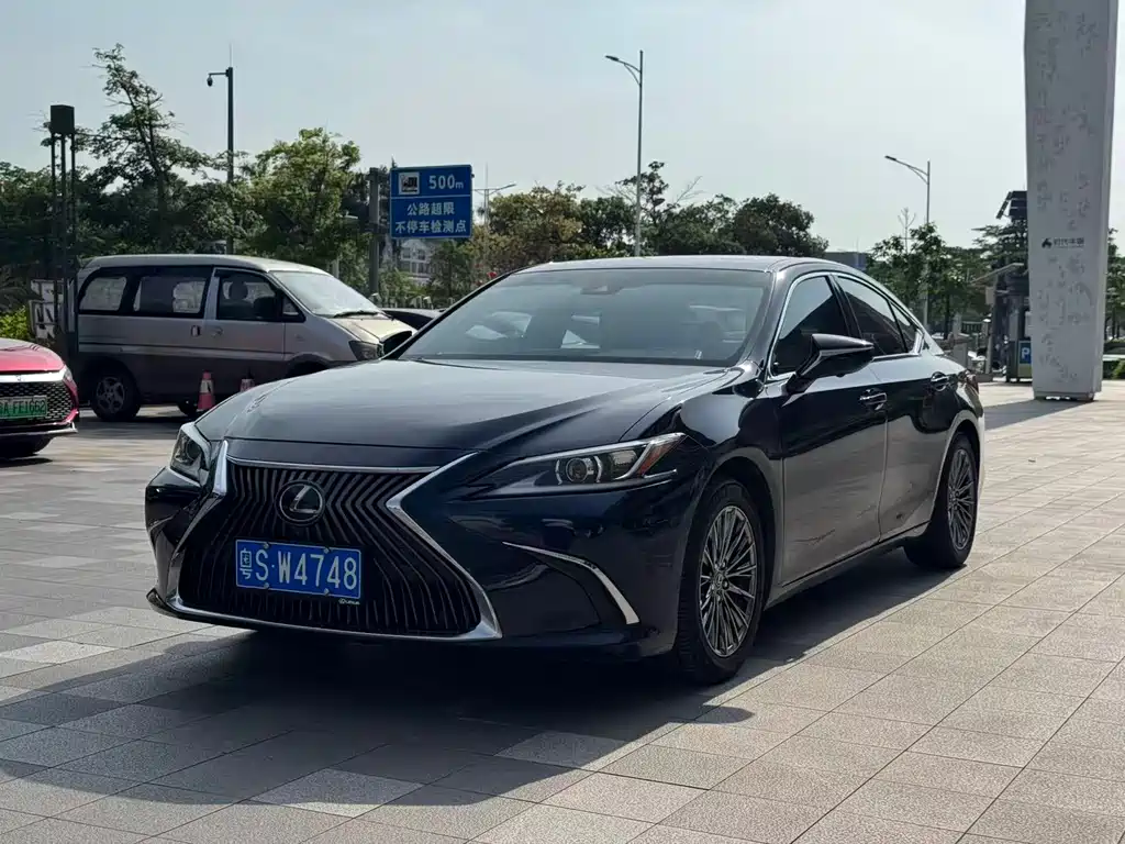 Lexus ES 2020 — фото 11