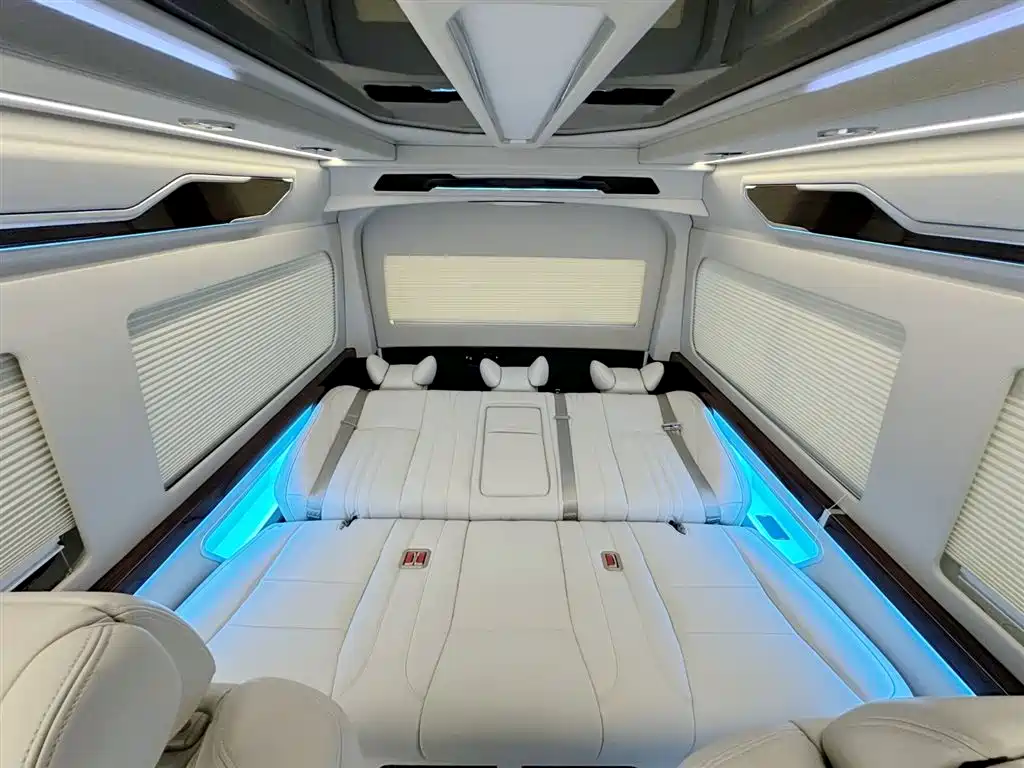 Toyota Hiace 2021 — фото 10