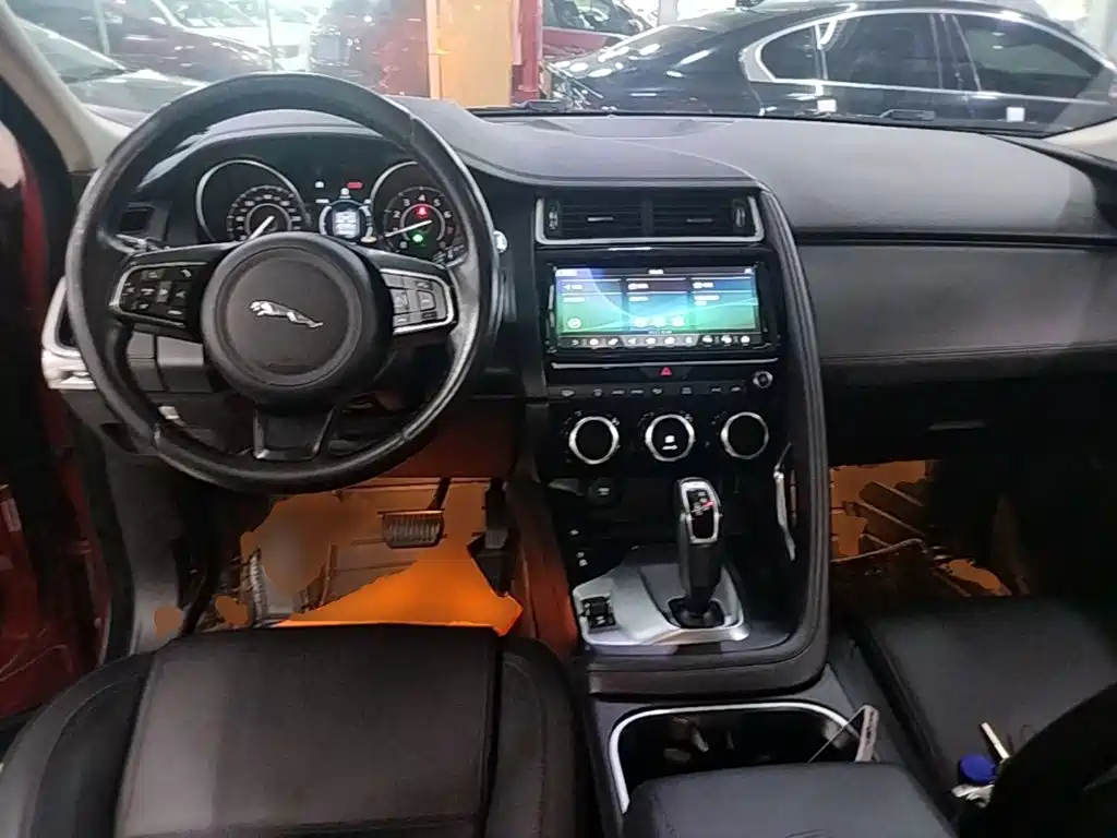 Jaguar E-PACE 2020 — фото 10